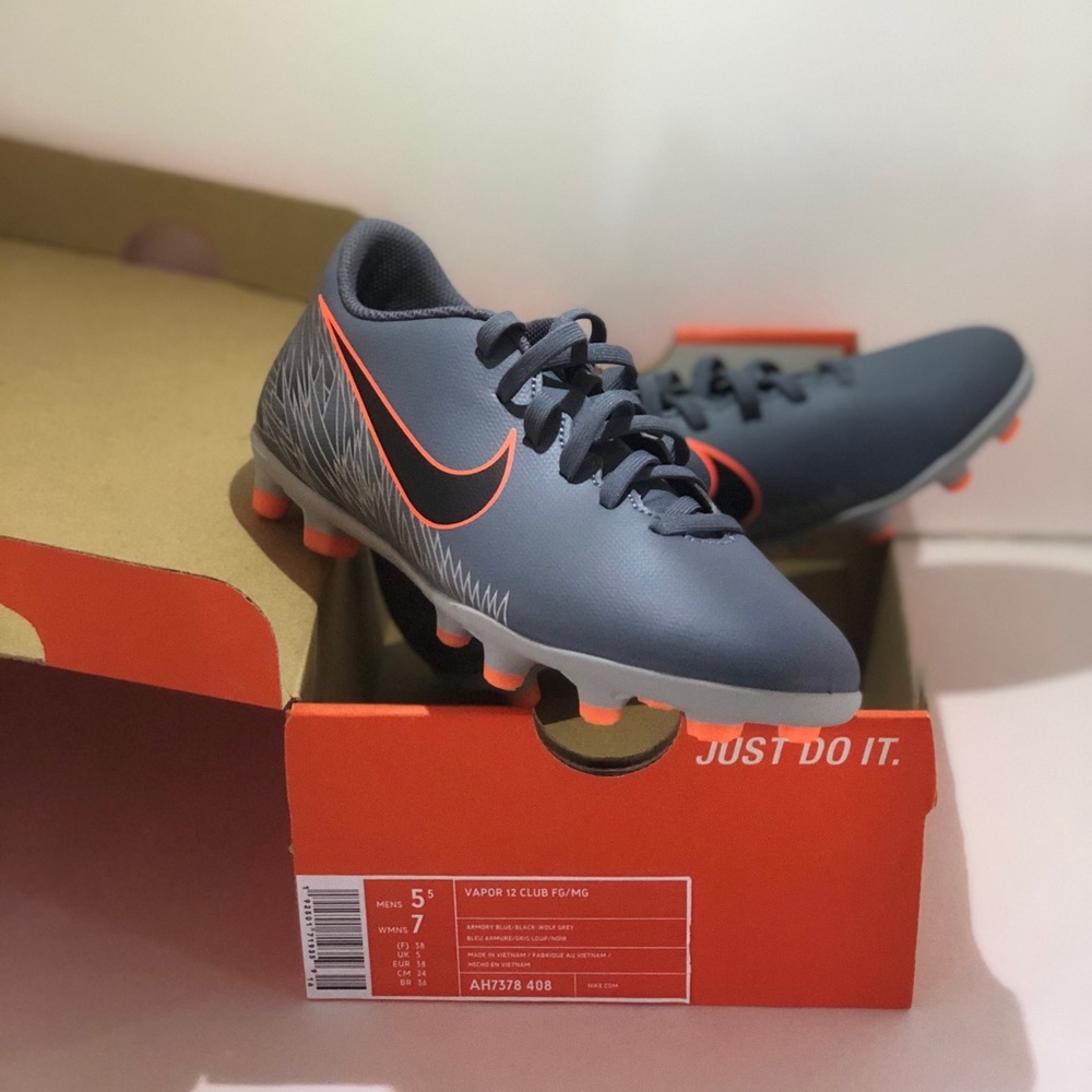 Nike Vapor 12 Club (Soccer Cleats)